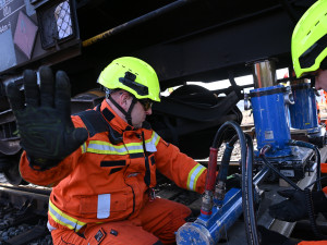 Vodní plochy v okolí havárie vlaku pokryl benzen, koncentrace jsou pod limitem. Hasiči kopou zářezy