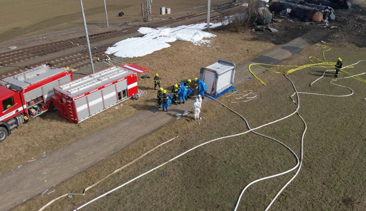 Likvidace následků požáru cisteren s benzenem probíhá ve velmi náročných podmínkách