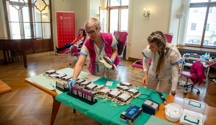 Dárci krve pomáhali na olomoucké radnici. Na první odběr přišel i olympionik Jurka