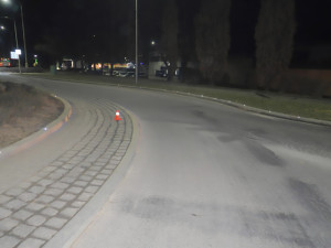 Úhybný manévr na kruháči v Lipníku skončil zraněním cyklisty. Policie pátrá po řidiči dodávky