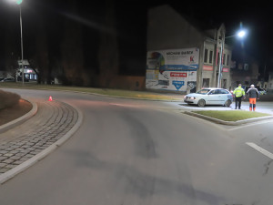 Úhybný manévr na kruháči v Lipníku skončil zraněním cyklisty. Policie pátrá po řidiči dodávky