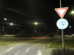 Úhybný manévr na kruháči v Lipníku skončil zraněním cyklisty. Policie pátrá po řidiči dodávky