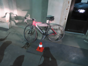 Úhybný manévr na kruháči v Lipníku skončil zraněním cyklisty. Policie pátrá po řidiči dodávky