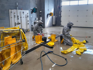 VIDEO: COBRA umí řezat v nebezpečném prostředí. Po požáru na Přerovsku hasičům zbývají dvě cisterny