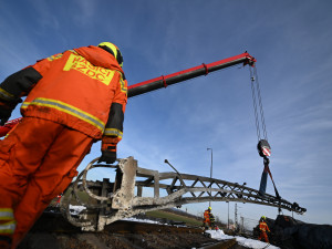 VIDEO: COBRA umí řezat v nebezpečném prostředí. Po požáru na Přerovsku hasičům zbývají dvě cisterny