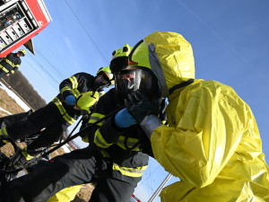 VIDEO: COBRA umí řezat v nebezpečném prostředí. Po požáru na Přerovsku hasičům zbývají dvě cisterny