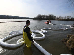 VIDEO: COBRA umí řezat v nebezpečném prostředí. Po požáru na Přerovsku hasičům zbývají dvě cisterny