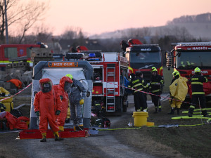 Benzenu v podzemní vodě po havárii cisteren mírně ubylo. Rypadlo u Hustopečí hloubí další sondy
