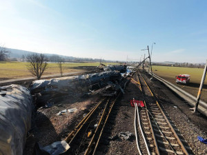 Vlak s benzenem na Hranicku před vykolejením překročil povolenou rychlost o 55 kilometrů v hodině