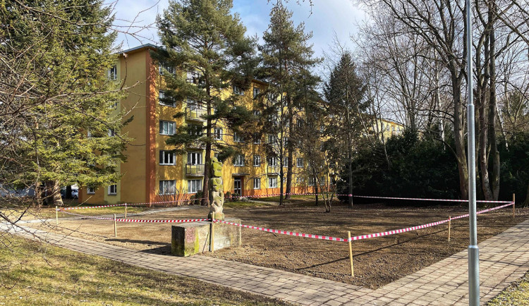 Místo jámy s odpadky bezpečný prostor. Ze sídliště v Olomouci zmizela zpustlá betonová nádrž