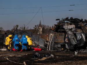 Práce v nebezpečné zóně: Správa železnic u Hustopečí rovná koleje, hasiči propařují vagony