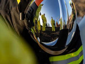 Práce v nebezpečné zóně: Správa železnic u Hustopečí rovná koleje, hasiči propařují vagony