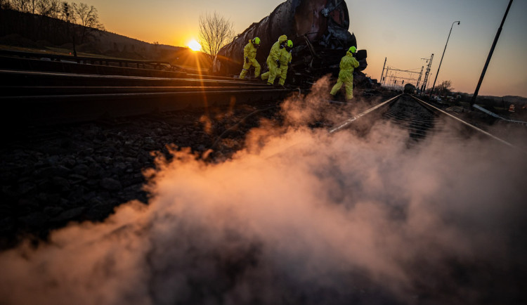 Práce v nebezpečné zóně: Správa železnic bude u Hustopečí rovnat koleje, hasiči propařují vagony