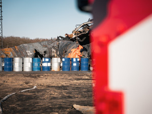 Hasiči v Hustopečích dnes čistili ohořelé cisterny. Chystají jejich odklizení