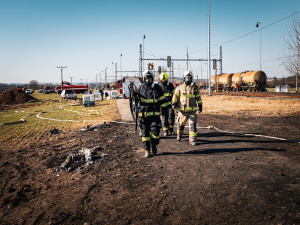 Hasiči v Hustopečích dnes čistili ohořelé cisterny. Chystají jejich odklizení