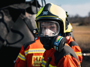 Hasiči v Hustopečích dnes čistili ohořelé cisterny. Chystají jejich odklizení
