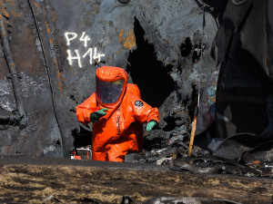 Hasiči v Hustopečích dnes čistili ohořelé cisterny. Chystají jejich odklizení