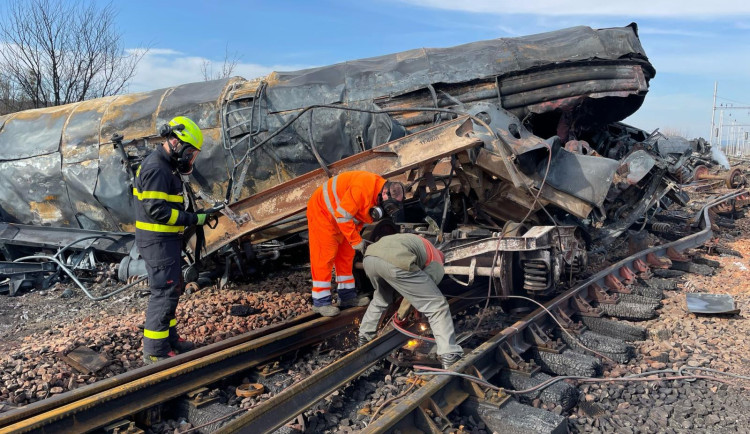 Den jedenáctý. Po havárii na Přerovsku hasiči opatrně odstraňují koleje, vodu v jezeře ochrání osmimetrové stěny