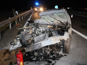 Řidička se dvěma promile a kojencem v autě havarovala na dálnici u Litovle. Vůz se převrátil na střechu