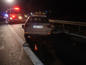 Řidička se dvěma promile a kojencem v autě havarovala na dálnici u Litovle. Vůz se převrátil na střechu