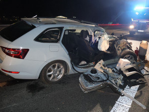 Řidička se dvěma promile a kojencem v autě havarovala na dálnici u Litovle. Vůz se převrátil na střechu