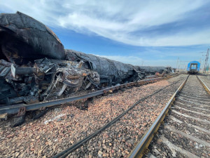 Den jedenáctý. Na místě havárie vlaku na Přerovsku hasiči dál bojují s výbušnými koncentracemi benzenu