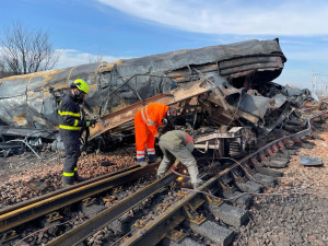 Den jedenáctý. Po havárii na Přerovsku hasiči opatrně odstraňují koleje, vodu v jezeře ochrání osmimetrové stěny