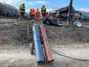 Den jedenáctý. Na místě havárie vlaku na Přerovsku hasiči dál bojují s výbušnými koncentracemi benzenu