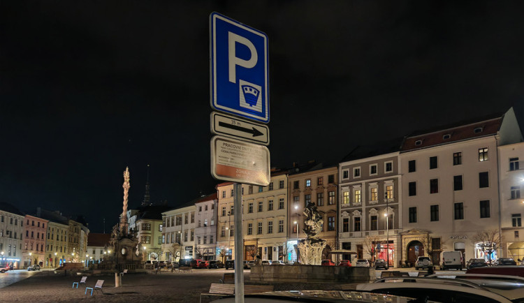 Placené parkování i večer a o víkendu? Olomouc posuzuje argumenty i data z kamerového auta