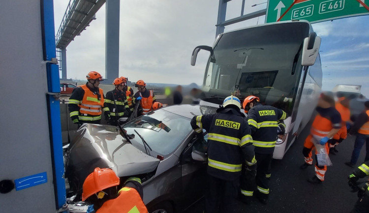 Na D1 u Brna se srazil autobus s náklaďákem a osobákem. Nehoda přes hodinu blokovala provoz