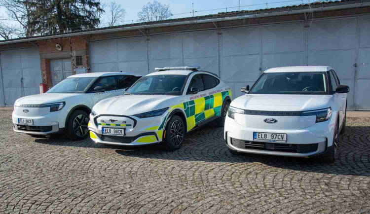 Elektromobily pro Fakultní nemocnici. Výkonný Ford Mustang Mach-E má speciální úpravu pro urgentní převozy