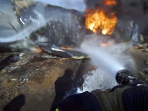 Záběr z osobní kamery zasahujícího hasiče v Hustopečích nad Bečvou