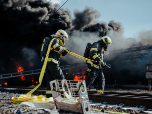Exploze a rozmetané kusy vagónů. Tak vypadal první pohled hasičů na hořící vlak s benzenem