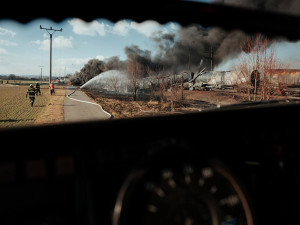 Exploze a rozmetané kusy vagónů. Tak vypadal první pohled hasičů na hořící vlak s benzenem