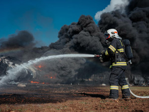 Exploze a rozmetané kusy vagónů. Tak vypadal první pohled hasičů na hořící vlak s benzenem