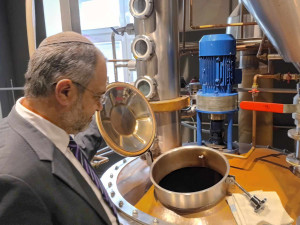 Některé pálenky z Prostějova je košer. Výroby v Palírně u Zeleného stromu kontroloval rabín, firma chce vyvážet do Izraele