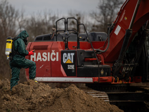 Vlak se 17 cisternami není výjimečný, dopravce měl platné osvědčení. Hasiči na Přerovsku zahájili likvidaci cisteren