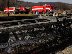 Vlak se 17 cisternami není výjimečný, dopravce měl platné osvědčení. Hasiči na Přerovsku zahájili likvidaci cisteren