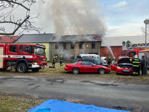 V Blatci na Olomoucku hořel řadový dům, s požárem bojovalo sedm jednotek hasičů