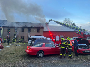 V Blatci na Olomoucku hořel řadový dům, s požárem bojovalo sedm jednotek hasičů
