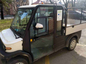 Čtyři elektromobily Fakultní nemocnici. Výkonný Ford Mustang Mach-E má speciální úpravu pro urgentní převozy