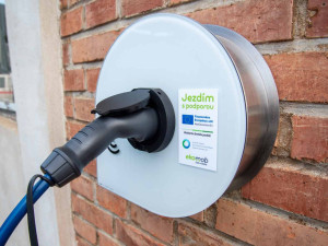 Čtyři elektromobily Fakultní nemocnici. Výkonný Ford Mustang Mach-E má speciální úpravu pro urgentní převozy