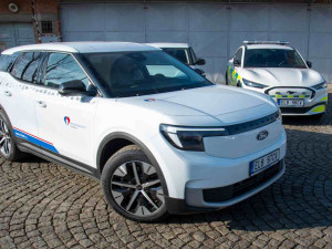 Čtyři elektromobily Fakultní nemocnici. Výkonný Ford Mustang Mach-E má speciální úpravu pro urgentní převozy