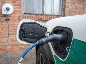 Čtyři elektromobily Fakultní nemocnici. Výkonný Ford Mustang Mach-E má speciální úpravu pro urgentní převozy