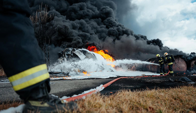 Exploze a rozmetané kusy vagónů. Tak vypadal první pohled hasičů na hořící vlak s benzenem
