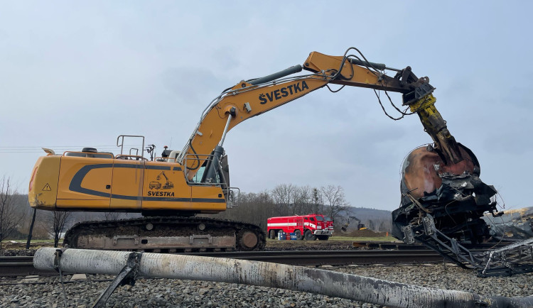 Vlak se 17 cisternami není výjimečný, dopravce měl platné osvědčení. Hasiči na Přerovsku zahájili likvidaci cisteren