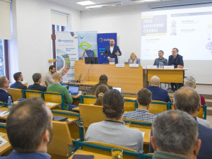 „Na větrníky si tu po dvaceti letech všichni zvykli, obnovitelné zdroje potřebujeme pro soběstačnost i prosperitu,” zaznělo během série Pro moderní Česko