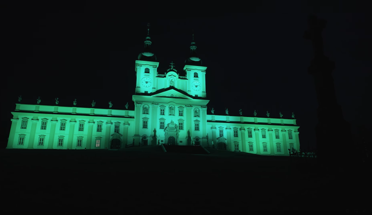 VIDEO: Zeleně nasvícená bazilika zaujala nejen Olomoučany. Efekty upozornily na plíživou nemoc