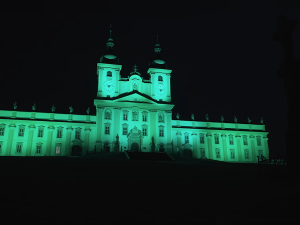 VIDEO: Zeleně nasvícená bazilika zaujala nejen Olomoučany. Efekty upozornily na plíživou nemoc