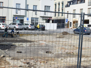 Kamenné studny, starobylá retenční nádrž, řada artefaktů. Průzkum odkrývá základy ghetta v Prostějově